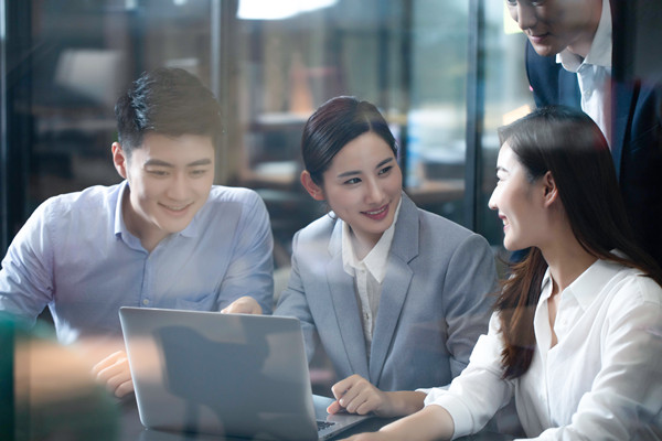 績(jī)效反饋：及時(shí)給予員工反饋，幫助員工提升