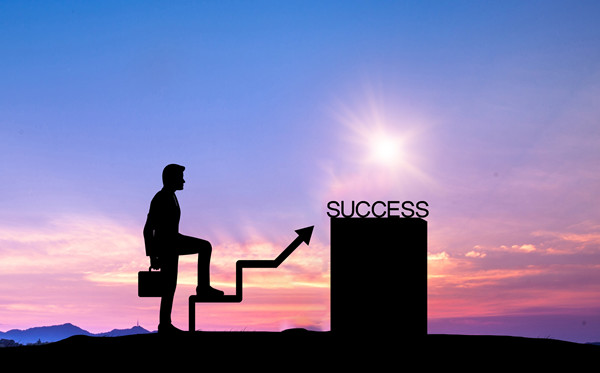 全面評估戰(zhàn)略風險，及時調整戰(zhàn)略方向