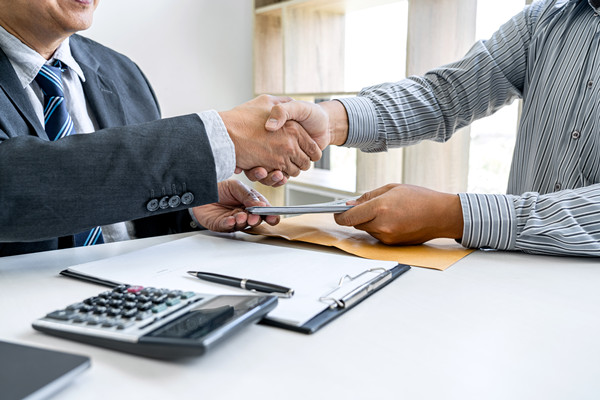 員工薪酬的確定與評(píng)估：公平、激勵(lì)與績(jī)效的結(jié)合