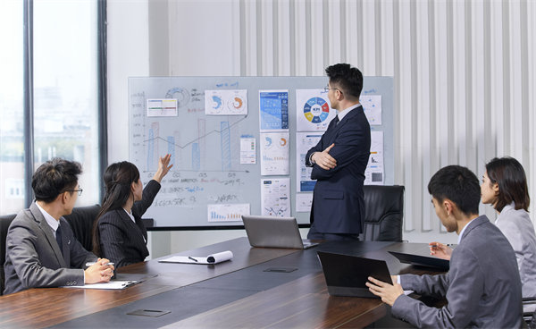 強(qiáng)化集團(tuán)風(fēng)險防控，確保穩(wěn)健運營，守護(hù)企業(yè)安全