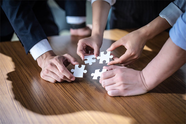 聚焦年度經(jīng)營(yíng)計(jì)劃實(shí)施，強(qiáng)化內(nèi)部管理，提升運(yùn)營(yíng)效率