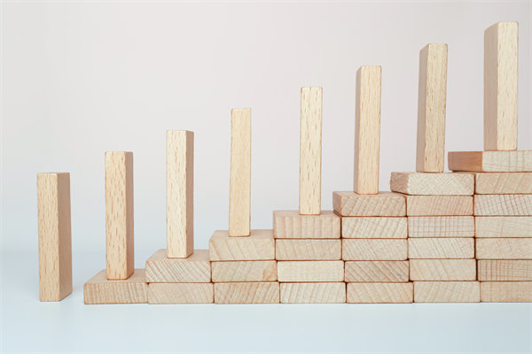 精心制定經(jīng)營策略，確保企業(yè)穩(wěn)健發(fā)展，實現(xiàn)長期盈利