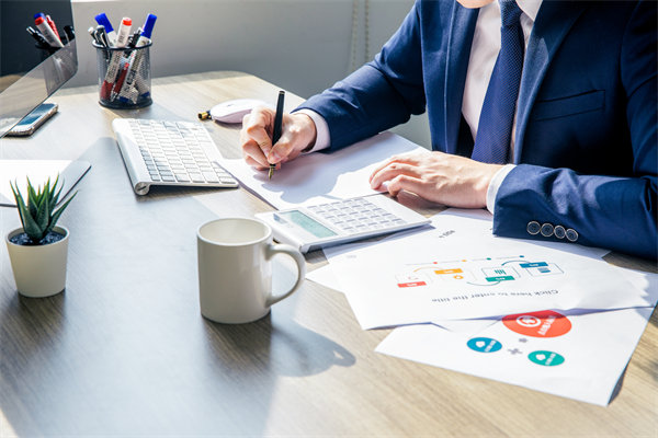 在績效溝通時，如何給員工提出改進意見促進績效增長？