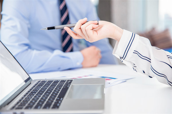 在績效溝通時，如何給員工提出改進意見促進績效增長？