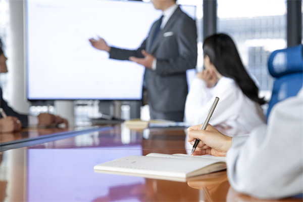 如何保證企業(yè)的年度工作方向與經(jīng)營目標(biāo)保持一致？