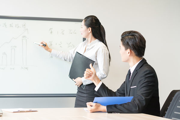 績效評估中如何平衡定量與定性指標(biāo)，提升評價質(zhì)量？