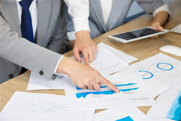 如何制定有效的市場營銷計劃以驅動年度銷售目標達成？