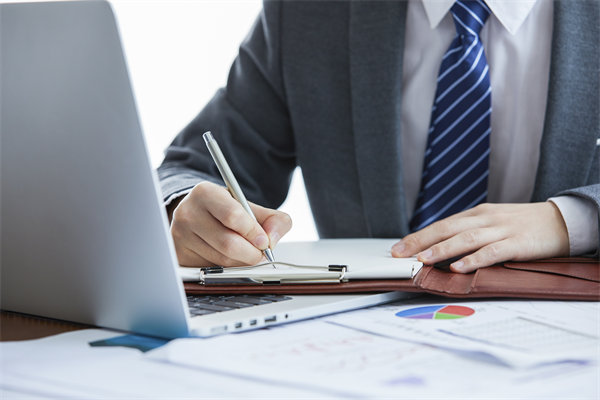 如何實施360度績效評估，確保反饋全面且客觀？