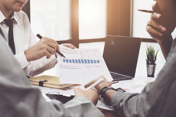 年度計(jì)劃中，如何量化評(píng)估風(fēng)險(xiǎn)與應(yīng)對(duì)策略？