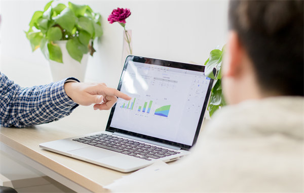 績效考核體系如何平衡短期成果與長期戰(zhàn)略發(fā)展？