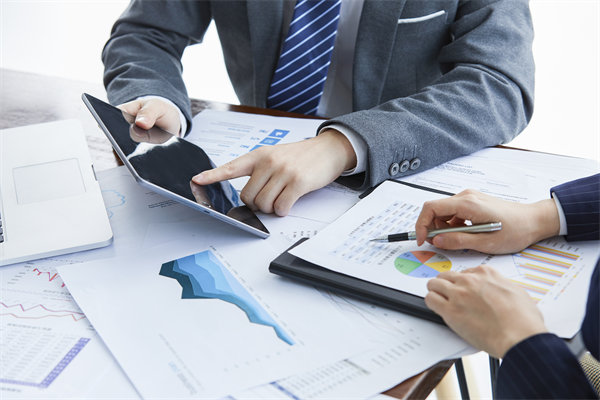 薪酬管理如何平衡內(nèi)部公平與外部市場(chǎng)競(jìng)爭(zhēng)力？