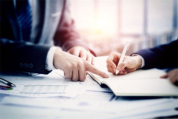 面對(duì)業(yè)績(jī)波動(dòng)，企業(yè)如何靈活調(diào)整績(jī)效評(píng)價(jià)標(biāo)準(zhǔn)？