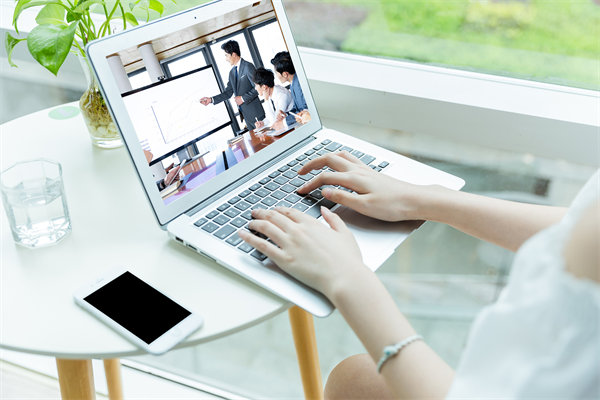 遠(yuǎn)程工作模式下，如何確保員工效率與團(tuán)隊(duì)凝聚力？