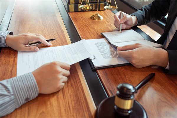 在變革中，如何有效管理組織內(nèi)部的沖突與不確定性？