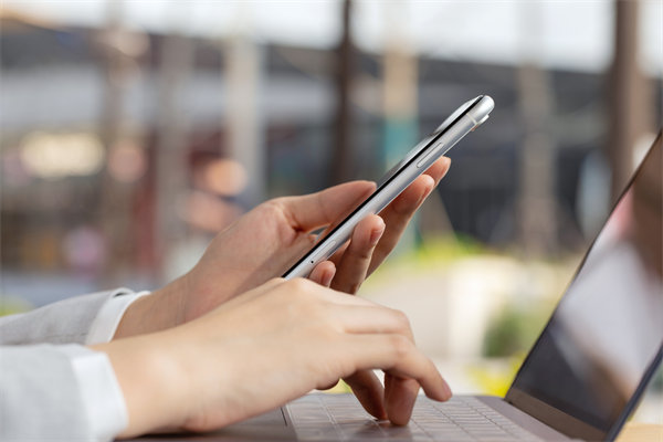 在遠(yuǎn)程工作模式下，如何有效監(jiān)控與評估員工績效？