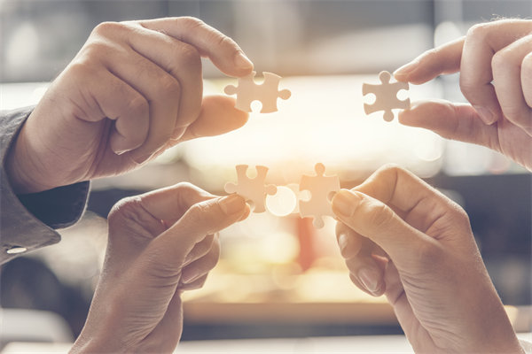 在全球化背景下，企業(yè)如何制定跨國(guó)戰(zhàn)略規(guī)劃？