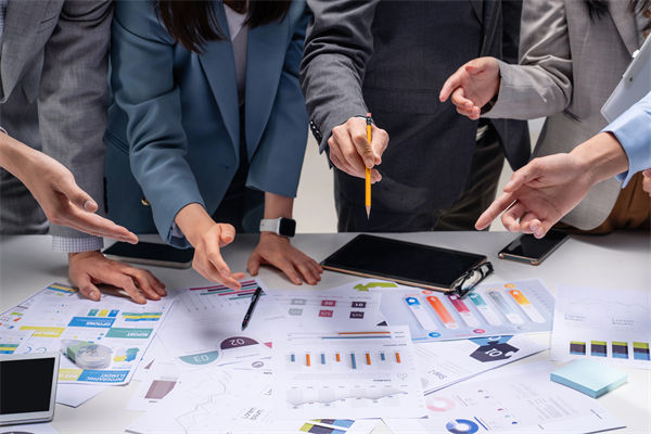 在跨部門(mén)預(yù)算協(xié)調(diào)中，如何克服溝通障礙，達(dá)成共識(shí)？