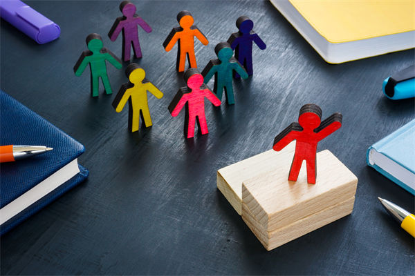 全球化背景下，企業(yè)如何構(gòu)建跨文化競爭優(yōu)勢戰(zhàn)略？