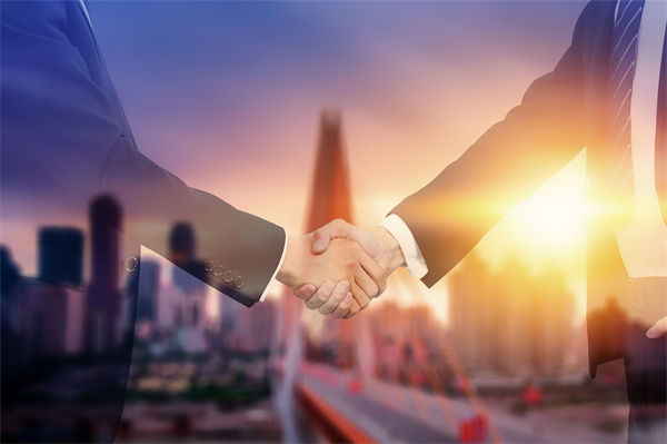 品牌戰(zhàn)略管理中，如何有效應(yīng)對(duì)市場變化與消費(fèi)者需求？