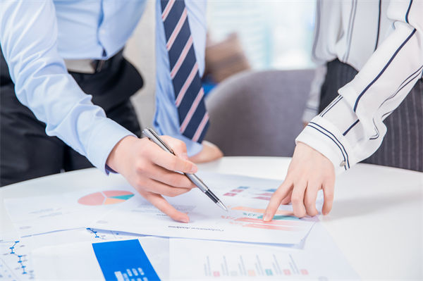 預算編制過程中，如何平衡資源需求與財務約束？