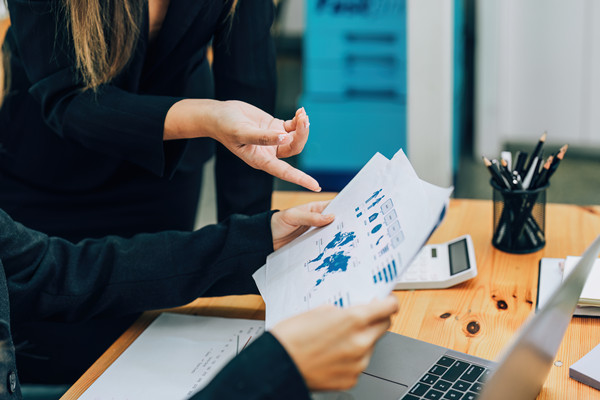 預(yù)算編制時(shí)，如何確保數(shù)據(jù)真實(shí)，避免信息失真問題？