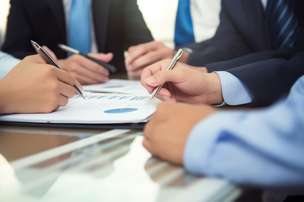 企業(yè)在推進精益生產(chǎn)時，如何平衡短期目標(biāo)與長期戰(zhàn)略？