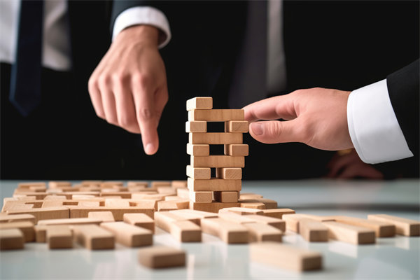 面對(duì)復(fù)雜市場(chǎng)環(huán)境，集團(tuán)管控咨詢?nèi)绾未_保企業(yè)穩(wěn)健前行？