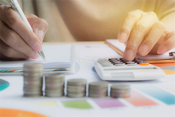 在滾動預(yù)算模式下，如何確保預(yù)算的連續(xù)性和前瞻性？