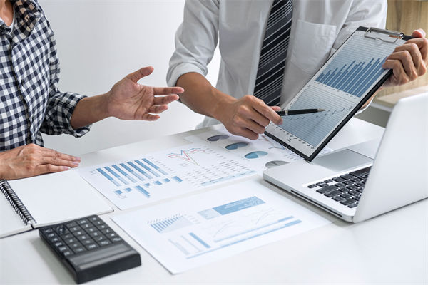 在滾動(dòng)預(yù)算模式下，如何確保預(yù)算的連續(xù)性和前瞻性？